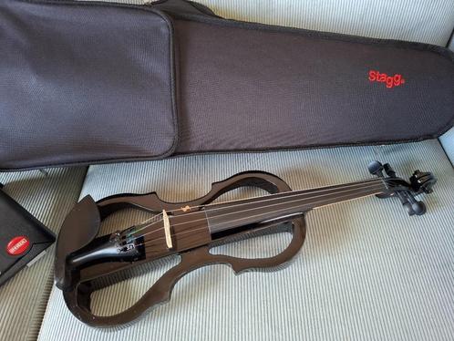 Elektrische viool Stagg met accesoires, Muziek en Instrumenten, Strijkinstrumenten | Violen en Altviolen, Zo goed als nieuw, Viool