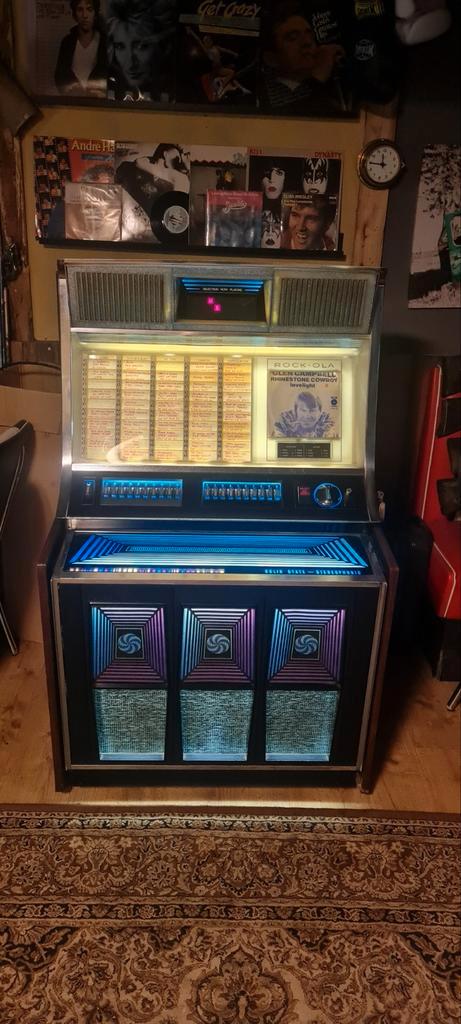 Rock- ola jukebox mooi klein neemt niet veel ruimte in., Verzamelen, Automaten | Jukeboxen, Gebruikt, Rock Ola, 1970 tot heden