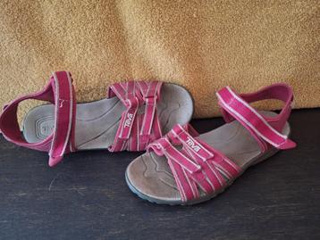 Roze sandalen van Teva maat 38 beschikbaar voor biedingen