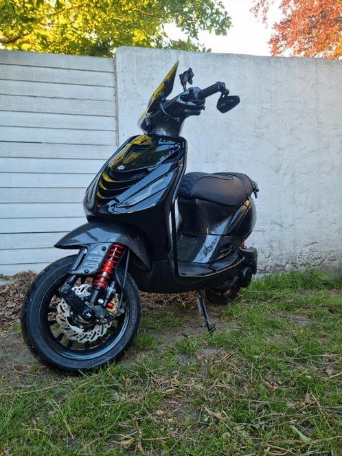 Custom Piaggio Zip 4t 80cc carbon, Fietsen en Brommers, Scooters | Piaggio, Gebruikt, Zip, Ophalen
