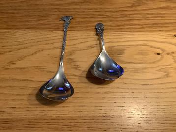 Theeduimpje en suikerschep met bloem zilver beschikbaar voor biedingen