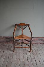 Prachtige antieke eiken houten hoekstoel met biezen zitting.