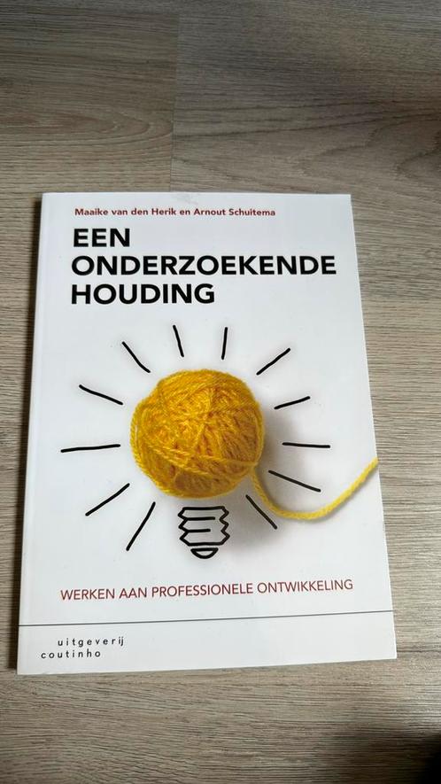 Maaike van den Herik - Een onderzoekende houding, Boeken, Schoolboeken, Zo goed als nieuw, Nederlands, Overige niveaus, Ophalen of Verzenden