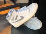 Air Jordan 1 Mid Neutral Grey- Deadstock US9/42.5, Kleding | Heren, Schoenen, Overige kleuren, Nieuw, Ophalen of Verzenden, Sneakers of Gympen