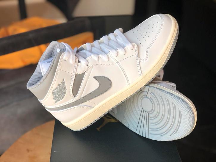 Air Jordan 1 Mid Neutral Grey- Deadstock US9/42.5, Kleding | Heren, Schoenen, Nieuw, Sneakers of Gympen, Overige kleuren, Ophalen of Verzenden
