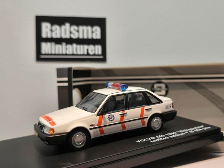 Volvo 440 1990 Rijkspolitie - Triple9 1:43, Hobby en Vrije tijd, Modelauto's | 1:43, Nieuw, Auto, Overige merken, Ophalen of Verzenden