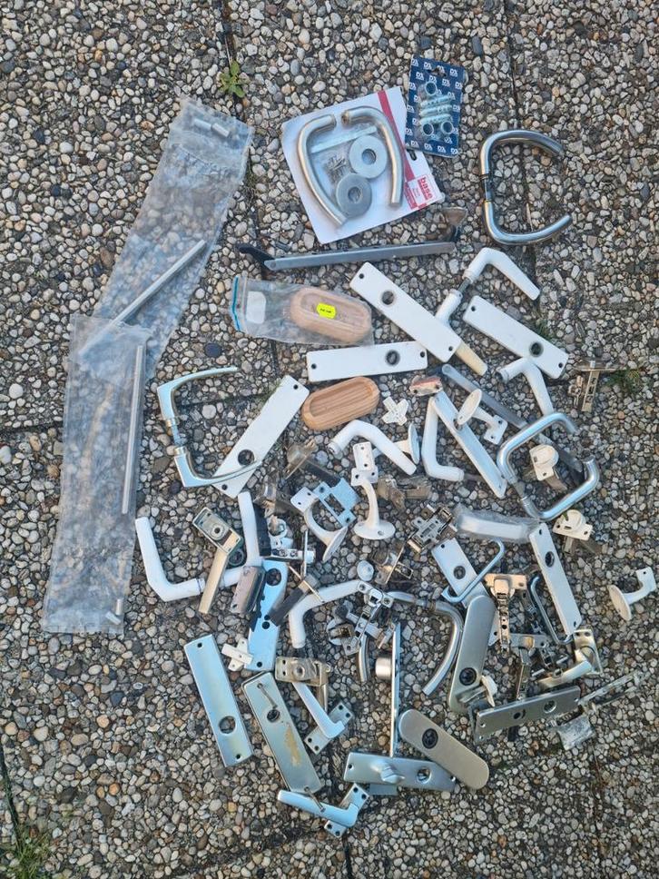 Grote partij deurbeslag - dievenklauwen - etc etc

Na opruim, Doe-het-zelf en Verbouw, IJzerwaren en Bevestigingsmiddelen, Zo goed als nieuw