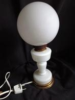 Elegant wit glazen vintage tafellamp ,met glazen bol - 60'er, Huis en Inrichting, Lampen | Tafellampen, Glas, Ophalen of Verzenden