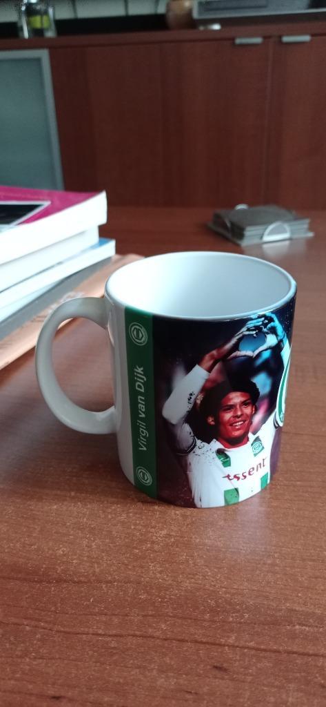 Fc Groningen Virgil van Dijk Legends mok!, Verzamelen, Sportartikelen en Voetbal, Nieuw, Overige typen, Overige binnenlandse clubs