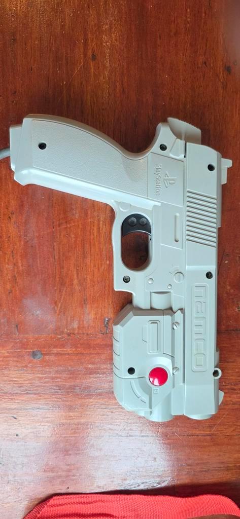 Namco Guncon Lichtpistool - PlayStation 1, Spelcomputers en Games, Spelcomputers | Sony PlayStation 1, Zo goed als nieuw, Met 1 controller