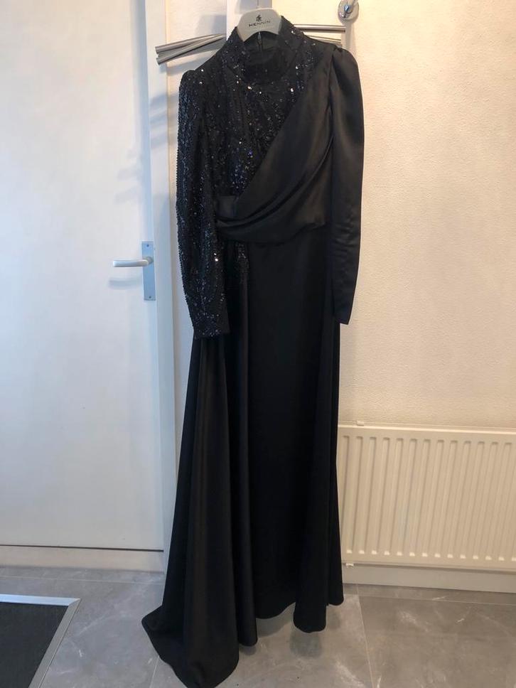 Elegante Zwarte Galajurk, Kleding | Dames, Jurken, Zo goed als nieuw, Maat 36 (S), Zwart, Onder de knie, Ophalen of Verzenden