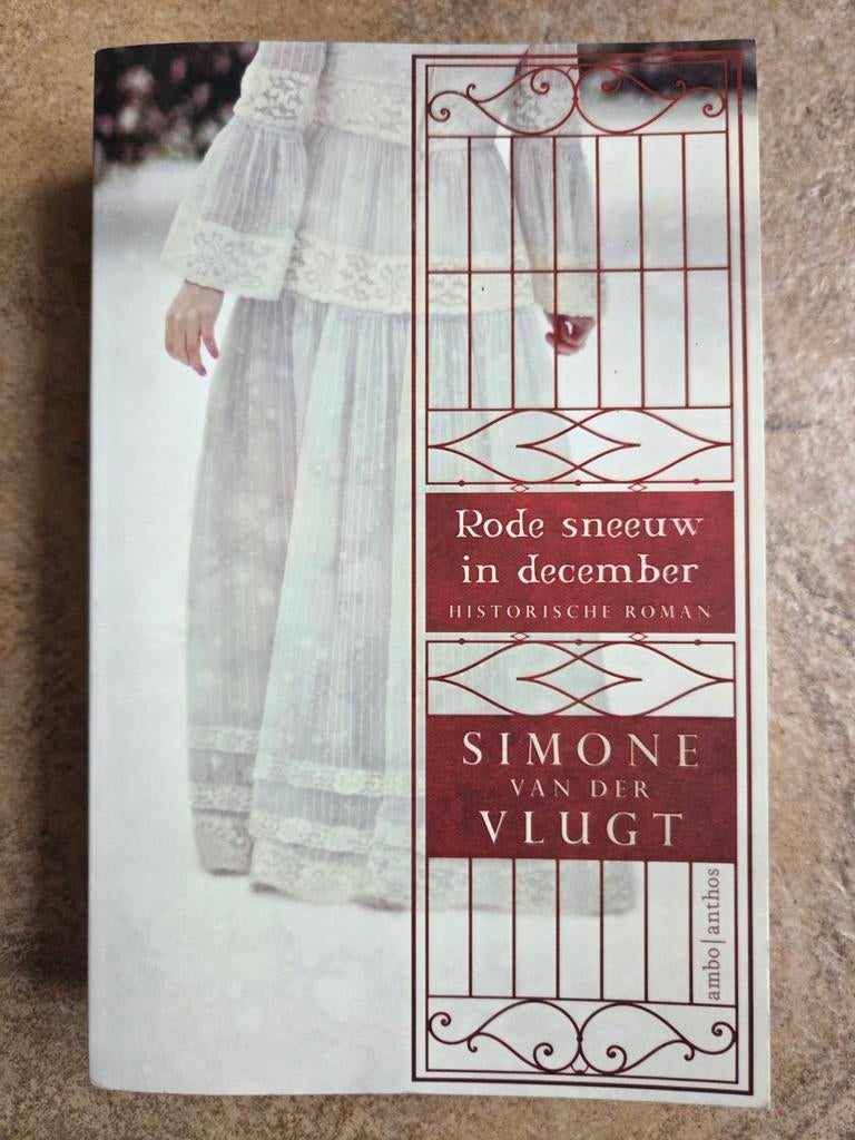 Simone van der Vlugt - Rode sneeuw in december, Boeken, Ophalen of Verzenden, Gelezen, Simone van der Vlugt