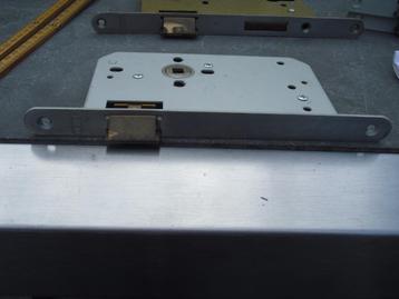 17 st div. Stalen sloten .dagslot,cilinderslot,dag en nacht beschikbaar voor biedingen