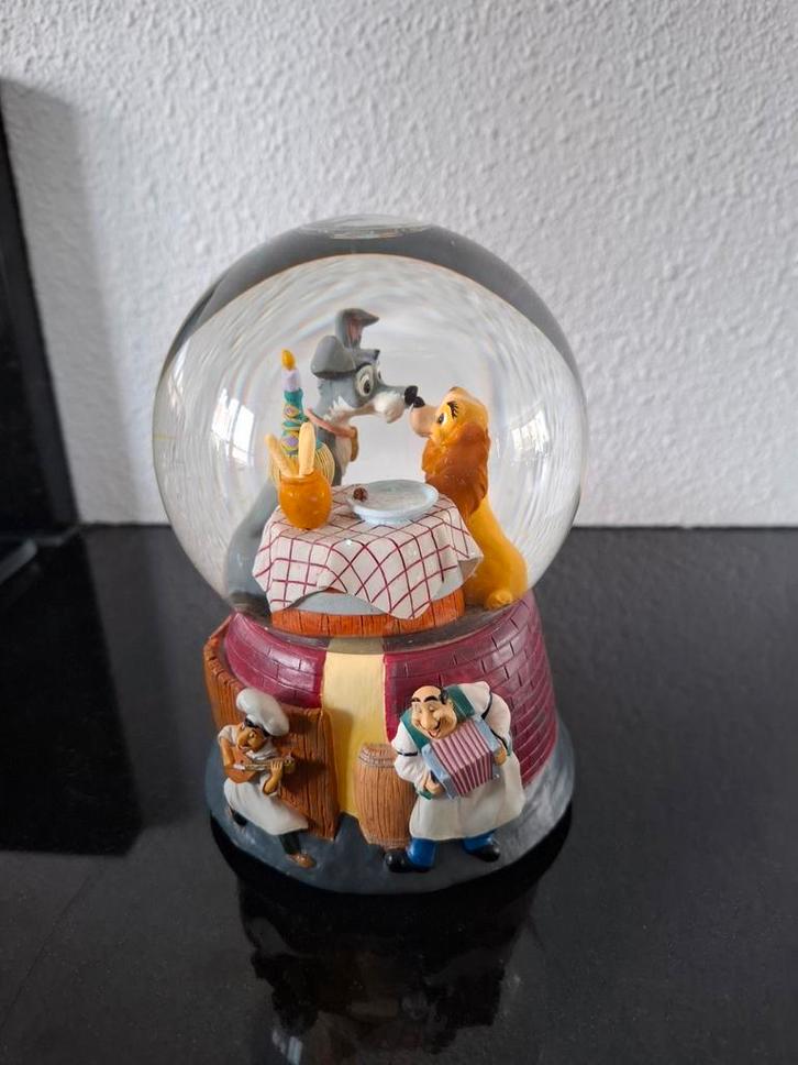 Disney snowglobe lady and the tramp lady en de vagebond, Verzamelen, Disney, Zo goed als nieuw, Beeldje of Figuurtje, Overige figuren
