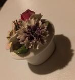 Beeldje witte hoge hoed met 3 soort bloemen, Verzamelen, Ophalen of Verzenden, Zo goed als nieuw, Overige typen