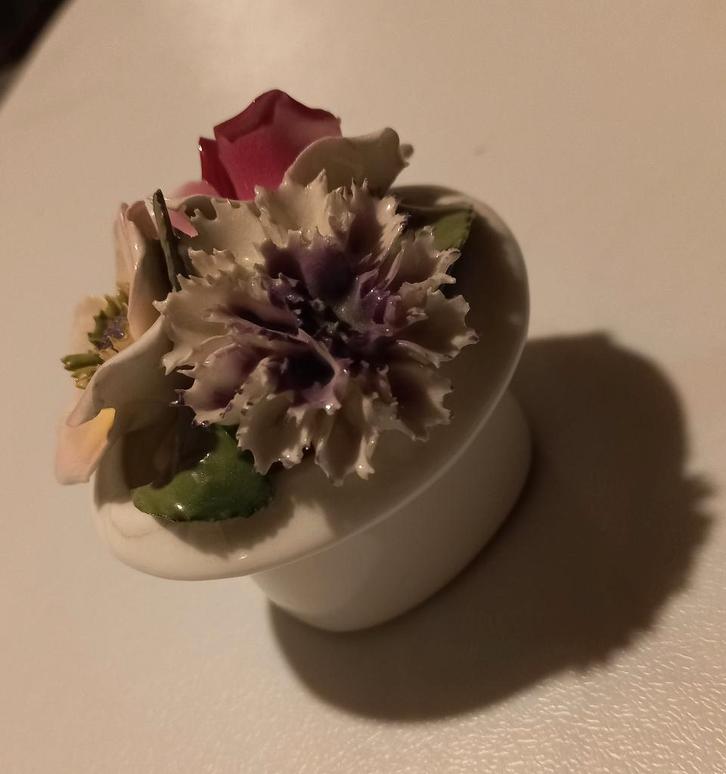 Beeldje witte hoge hoed met 3 soort bloemen, Verzamelen, Beelden en Beeldjes, Zo goed als nieuw, Overige typen, Ophalen of Verzenden
