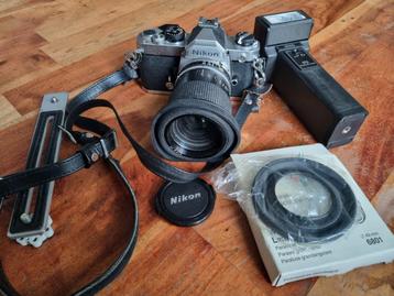 Nikon Analoge Camera met Lens & Flitser beschikbaar voor biedingen
