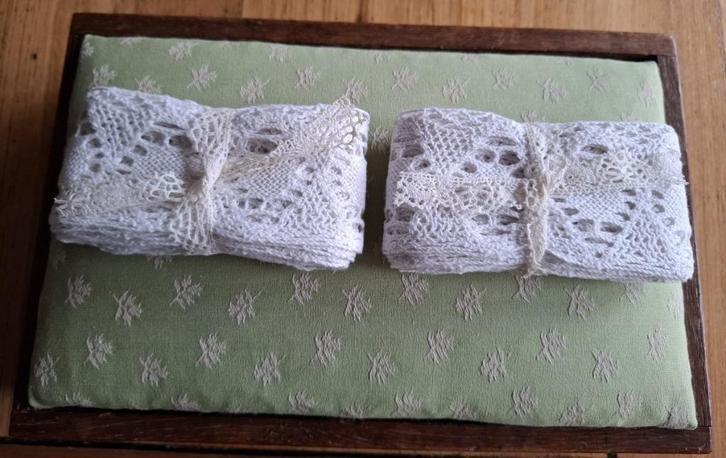 2 pakketjes breed wit brocante kant, Antiek en Kunst, Curiosa en Brocante, Ophalen of Verzenden