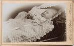 CDV - opgebaarde baby -H v/d Schoot -Tilburg, Gebruikt, Verzenden, Foto, Voor 1940