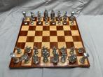 Tinnen schaakstukken met bord., Een of twee spelers, Ophalen of Verzenden, Zo goed als nieuw