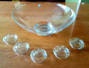 Glazen drijfschaal met glazen cups voor waxines.