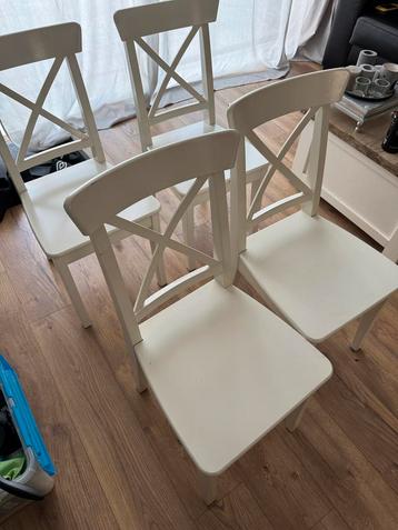 Eettafel met 4 witte stoelen beschikbaar voor biedingen