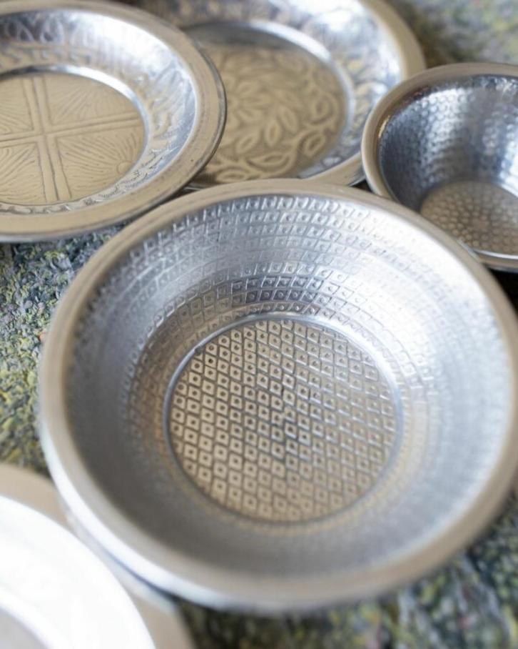 Mooie hand bewerkte schaaltjes uit India leuk kado, Huis en Inrichting, Keuken | Servies, Nieuw, Schaal of Schalen, Overige stijlen