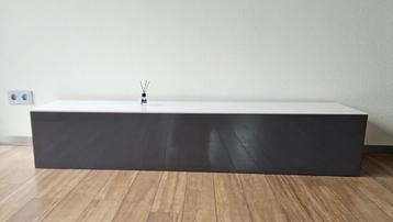 Design kast dressoir zwevend beschikbaar voor biedingen
