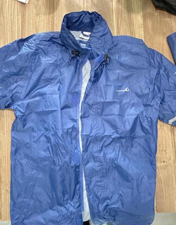 Nieuwe regenjas maat 176 in reishoes beschikbaar voor biedingen