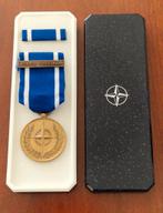 NATO service medal, Defensie Nederland, Ophalen of Verzenden, Landmacht, Nederland, Embleem of Badge