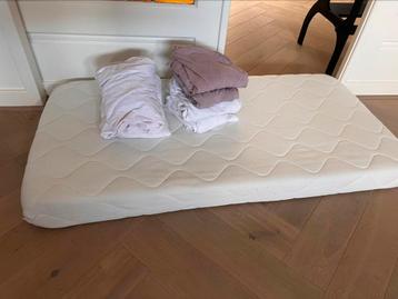 Ledikant matras 70 x 120 beddengoed beschikbaar voor biedingen