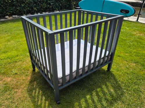 Houten box op wieltjes, verstelbaar + matras + hoes + kleed, Kinderen en Baby's, Boxen, Zo goed als nieuw, Rechthoekig, In hoogte verstelbaar
