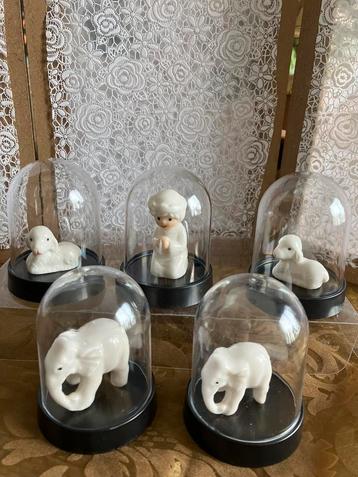 5 Mini stolpjes met porseleinen beeldjes beschikbaar voor biedingen
