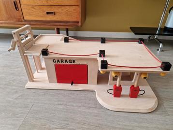 Houten Speelgoed Garage met Lift beschikbaar voor biedingen