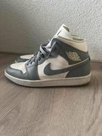 Nike Jordan ZGAN - Grijze Sneakers, Ophalen of Verzenden, Zo goed als nieuw, Grijs, Sneakers of Gympen
