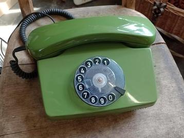 Vintage groene telefoon met draaischijf beschikbaar voor biedingen