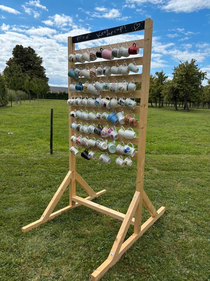 Mokkenrek bruiloft / wedding mug wall (+100 mokken), Hobby en Vrije tijd, Feestartikelen, Nieuw, Versiering, Geboorte of Huwelijk