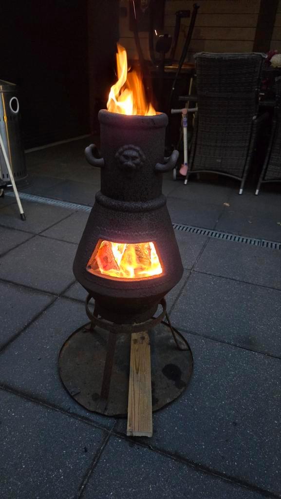 Oude gietijzeren tuinkachel met leeuwenkop, Tuin en Terras, Tuinhaarden, Gebruikt, Ophalen