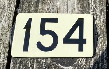 Leuke Emaille Huisnummer 154 - vintage retro brocante bordje beschikbaar voor biedingen