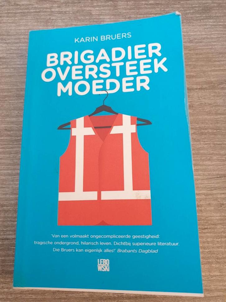 Brigadier Oversteek Moeder - Karin Bruers, Boeken, Overige Boeken, Gelezen, Ophalen of Verzenden