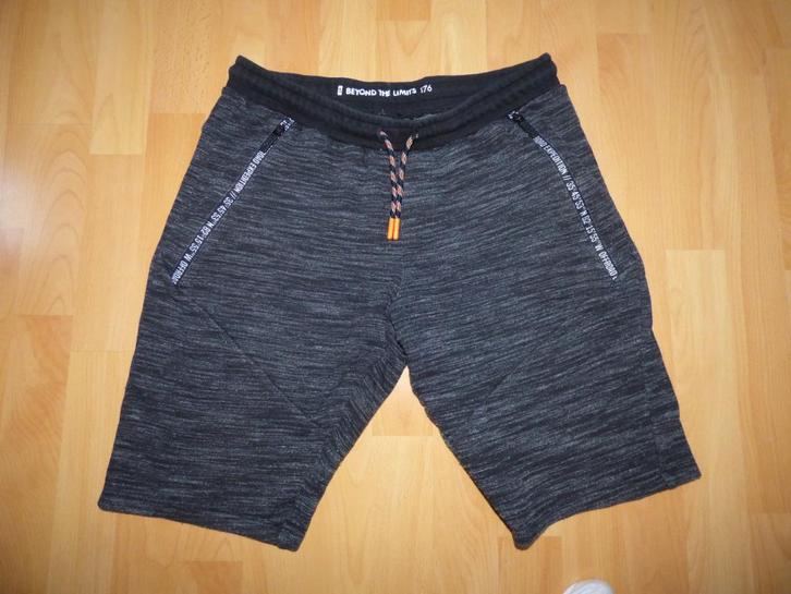 Leuke zwarte korte sweatshort van WE Fashion, maat 176, Kinderen en Baby's, Kinderkleding | Maat 176, Gebruikt, Jongen, Broek