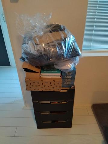 boeken, schoenen, diversen. beschikbaar voor biedingen