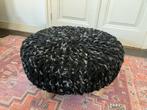 Gehaakte wollen poef - zwart wit - houten poten, Ophalen, Gebruikt, Rond, 50 tot 75 cm
