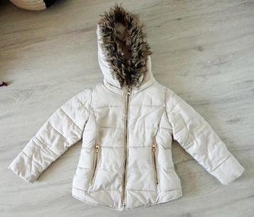 Mooie licht beige winterjas - bont - gouden rits - maat 110 beschikbaar voor biedingen