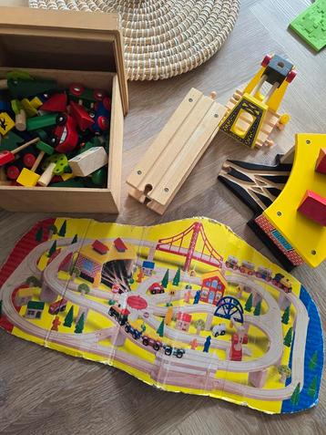 Uitgebreide houten treinbaan, diverse sets beschikbaar voor biedingen