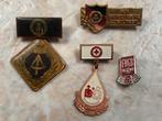 Vier speldjes uit het DDR tijdperk, Oost-Duitsland., Verzamelen, Speldjes, Pins en Buttons, Verzenden, Gebruikt, Stad of Land