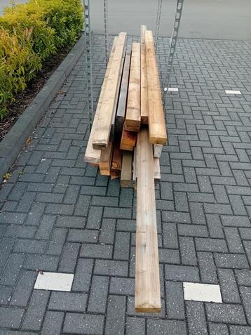 Houten balken. beschikbaar voor biedingen