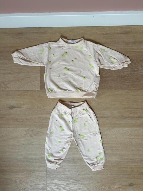 Setje van de Zara: broek + sweater met appel print, maat 80, Kinderen en Baby's, Babykleding | Maat 80, Zo goed als nieuw, Meisje