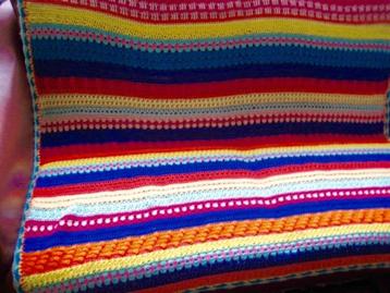 GEHAAKT , VROLIJK GEKLEURDE WOONDEKEN / OMSLAGDOEK,/ PLAID beschikbaar voor biedingen