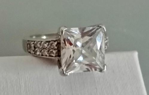 Zinzi ring wit zirconia zir265 prinses geslepen vierkanteni, Sieraden, Tassen en Uiterlijk, Ringen, Zo goed als nieuw, Dame, 17 tot 18